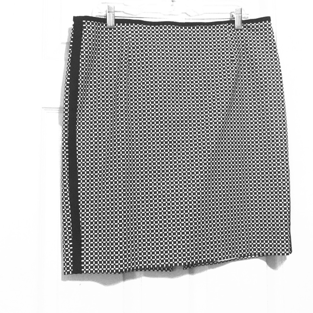 White House Black Market Skirt. Size 14